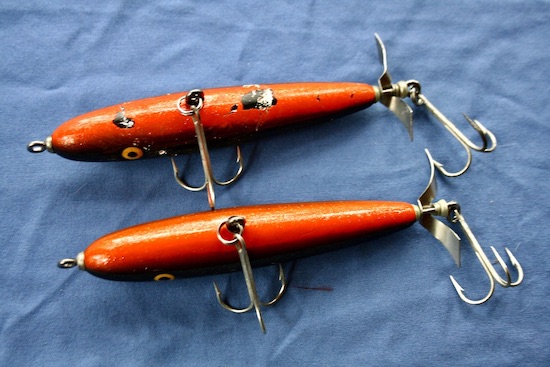 VINTAGE FISHING LURE SMALL PLASTIC PLUG painted RED FIN WITH PROP